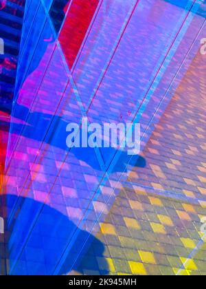 À travers le verre avec filtres colorés de la place avec promenade pavée dans la ville le jour ensoleillé Banque D'Images