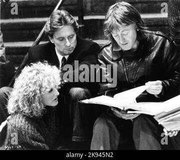 GLENN FERMER MICHAEL DOUGLAS et le directeur ADRIAN LYNE sur le terrain Candid à New York pendant le tournage de L'ATTRACTION FATALE 1987 réalisateur ADRIAN LYNE scénario James Dearden musique Maurice Jarre A Jaffe / Lansing production / Paramount Pictures Banque D'Images