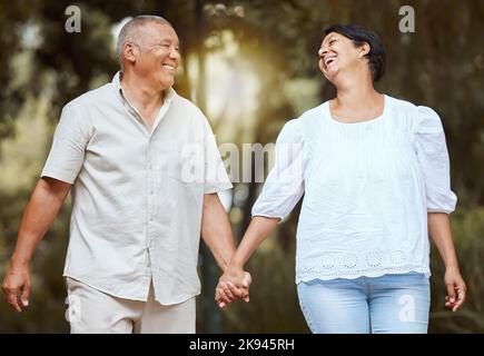 Heureux, soutien et amour couple senior Profitez d'une promenade romantique dans la forêt ensemble lors d'une journée ensoleillée. Sourire affectueux mari et femme tenant les mains Banque D'Images