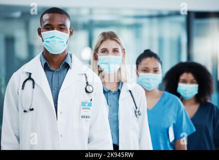 Covid, médecins et équipe travaillant dans le domaine de la santé, du conseil et en collaboration dans un hôpital. Groupe de travailleurs de la médecine avec le visage Banque D'Images