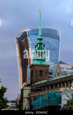 LONDRES, GRANDE-BRETAGNE - 21 SEPTEMBRE 2014 : c'est l'église tous les hivers par la Tour et le gratte-ciel Walkie-Talkie lors d'une soirée d'automne. Banque D'Images