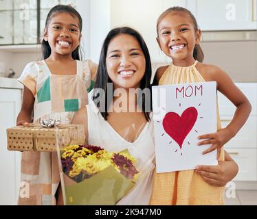 Fête des mères, anniversaire et famille heureux enfants avec cadeau, fleurs de fête et carte coeur pour célébrer la mama. Amour, jeune fille et portrait des enfants Banque D'Images