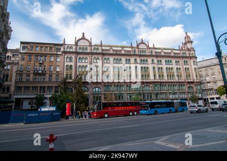 Extérieur d'un magnifique bâtiment à Ferenciek Tere (place Ferenciek), District 5 Budapest, Hongrie. Brudern House/Párizsi udvar: Construit en 1909-1912 Banque D'Images