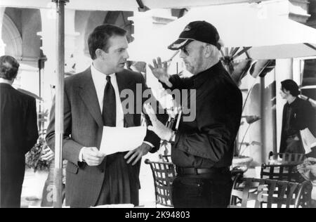 KEVIN COSTNER et le réalisateur MICK JACKSON sur scène Candid pendant le tournage du RÉALISATEUR DE BODYGUARD 1992 MICK JACKSON écrivain Lawrence Kasdan musique Alan Silvestri Kasdan Images / TIG Productions / Warner Bros. Banque D'Images