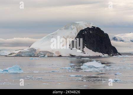 glace à brises et icebergs dans les eaux du chenal errera approchant l'île de cuverville. péninsule antarctique. antarctique Banque D'Images