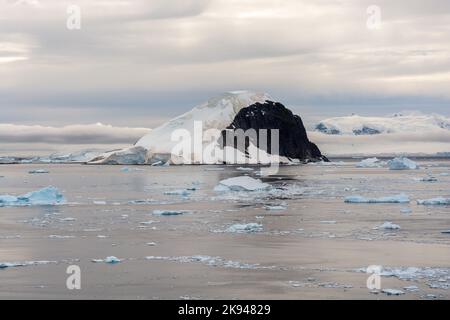 glace à brises et icebergs dans les eaux du chenal errera approchant l'île de cuverville. péninsule antarctique. antarctique Banque D'Images