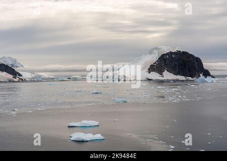 glace à brises et icebergs dans les eaux du chenal errera approchant l'île de cuverville. péninsule antarctique. antarctique Banque D'Images