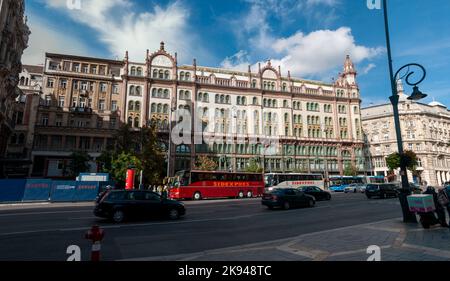 Extérieur d'un magnifique bâtiment à Ferenciek Tere (place Ferenciek), District 5 Budapest, Hongrie. Brudern House/Párizsi udvar: Construit en 1909-1912 Banque D'Images