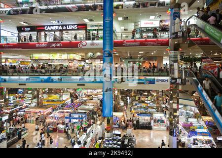 Bangkok, Thaïlande - 22 décembre 2009: À l'intérieur de la place Pantip, le complexe commercial électronique et logiciel de bigges en Thaïlande pour obtenir un peu de noël Banque D'Images