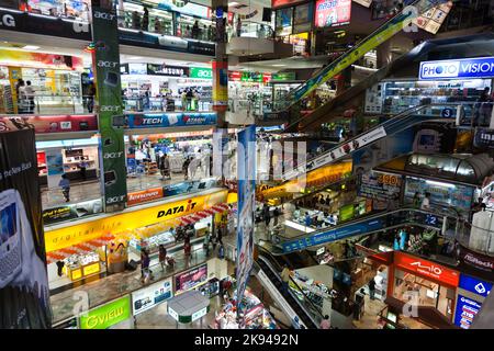 Bangkok, Thaïlande - 22 décembre 2009: À l'intérieur de la place Pantip, le complexe commercial électronique et logiciel de bigges en Thaïlande pour obtenir un peu de noël Banque D'Images