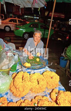 Bangkok, Thaïlande - 23 décembre 2009: Personnes vendant des fleurs au marché de Pak Khlong Tharat à Bangkok, Thaïlande. Le marché a été inventé par le roi Rama Banque D'Images