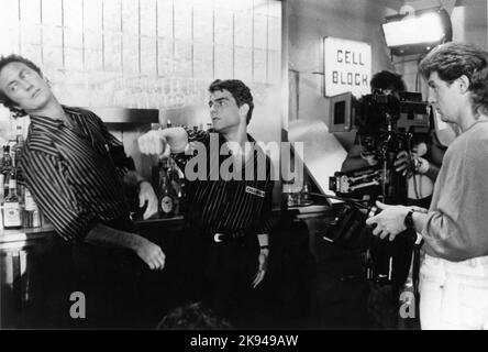 BRYAN BROWN et TOM CROISIÈRE sur le terrain Candid avec caméra / équipe de film tournage scène de combat pour COCKTAIL 1988 réalisateur ROGER DONALDSON livre / scénario Heywood Gould Touchstone photos en association avec Silver Screen Partners III et Interscope Comminications / Buena Vista Pictures Banque D'Images