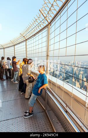 BANGKOK, THAÏLANDE - 3 JANVIER : les personnes bénéficiant d'une vue sur les gratte-ciel de Bangkok sur 3 janvier 2010 à Bangkok, Thaïlande depuis la tour Bayoke. Baiyoke Tower 2 est t Banque D'Images