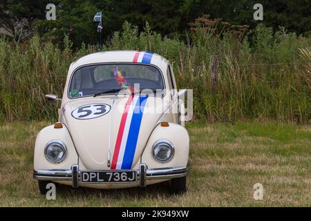 La voiture Volkswagen Beetle des années 1970, VW Beetle, peint dans le style de Herbie dans le film The Love Bug au Chickerell Steam & Vintage Show, Dorset, Royaume-Uni Banque D'Images