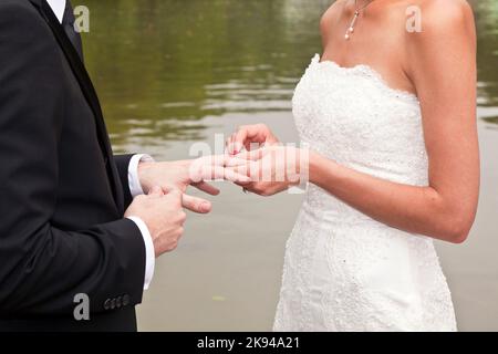 NEW YORK, États-Unis - 8 JUILLET 2010 : un couple de mariage est fidèle à la vie dans le Central Park lors de la cérémonie de mariage à New York, États-Unis. Central Park Banque D'Images