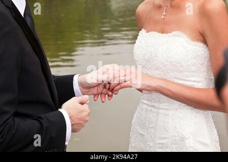 NEW YORK, États-Unis - 8 JUILLET 2010 : un couple de mariage est fidèle à la vie dans le Central Park lors de la cérémonie de mariage à New York, États-Unis. Central Park Banque D'Images