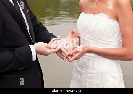 NEW YORK, États-Unis - 8 JUILLET 2010 : un couple de mariage est fidèle à la vie dans le Central Park lors de la cérémonie de mariage à New York, États-Unis. Central Park Banque D'Images