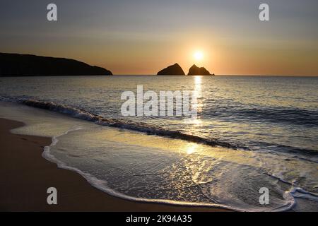 Coucher de soleil sur Gull Rocks à Holywell Bay, dans les Cornouailles. Banque D'Images