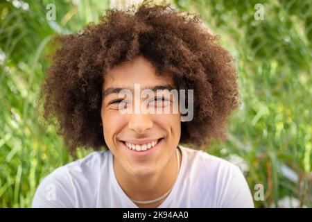 Portrait d'une jeune race mixte souriante Afro-Italien homme en plein air . Émotions positives, sentiments.gros plan Banque D'Images