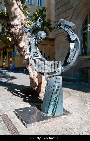 Sculpture moderniste du chef d'orchestre né en Hongrie Sir Georg Solti photographiée à Liszt Ferenc Ter (place Franz Liszt) Budapest Hongrie. Monsieur Geor Banque D'Images