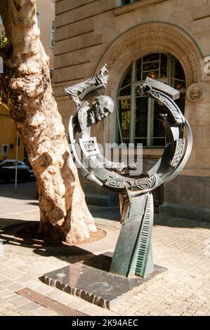 Sculpture moderniste du chef d'orchestre né en Hongrie Sir Georg Solti photographiée à Liszt Ferenc Ter (place Franz Liszt) Budapest Hongrie. Monsieur Geor Banque D'Images