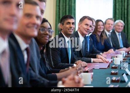 RETRANSMISSION DE LA POSITION CORRECTRICE DE LA CHASSE le Premier ministre Rishi Sunak (au centre), aux côtés du chancelier de l’Échiquier Jeremy Hunt (au centre à droite), tient sa première réunion du Cabinet à Downing Street. Date de la photo: Mercredi 26 octobre 2022. Banque D'Images