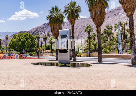 Une sculpture de voiture symbolisant l'histoire du temps suspendu à Palm Springs, en Californie Banque D'Images