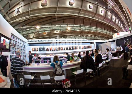 FRANCFORT, ALLEMAGNE - 10 OCTOBRE : journée publique pour le salon du livre de Francfort, visiteurs à l'intérieur du hall sur 10 octobre 2010 à Francfort, Allemagne. Banque D'Images