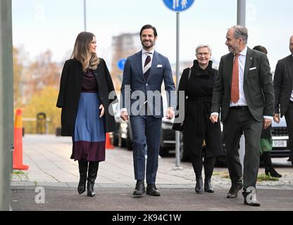 Le prince Carl Philip et la princesse Sofia, ainsi que le gouverneur de pays Georg André et sa femme Maria Andrén, lors de leur visite au civil suédois Banque D'Images