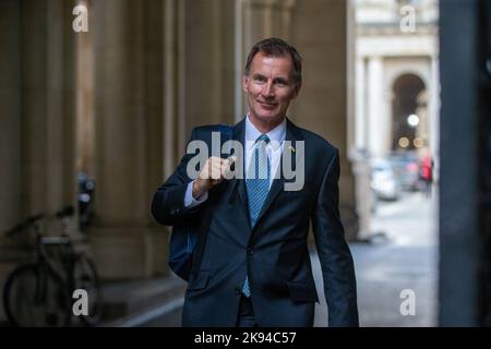 Londres, Angleterre, Royaume-Uni. 26th octobre 2022. Le chancelier de l'Échiquier JEREMY HUNT arrive à Downing Street pour une réunion du cabinet. (Image de crédit : © Tayfun Salci/ZUMA Press Wire) Banque D'Images