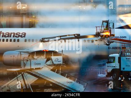 FRANCFORT - ALLEMAGNE 26 : les travailleurs dégèle l'aile de la plaine de l'aéroport de Francfort au premier gel qui a causé de gros retards sur 26 novembre 2010 In Banque D'Images