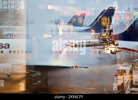 FRANCFORT - ALLEMAGNE 26 : les travailleurs dégèle l'aile de la plaine de l'aéroport de Francfort au premier gel qui a causé de gros retards sur 26 novembre 2010 In Banque D'Images