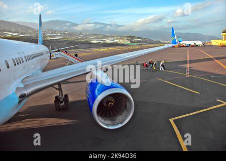 Gran Canaria, Espagne - 4 janvier 2011: Le vol Condor fait escale à l'aéroport de Gran Canaria, Espagne. Près de 2 millions de passagers utilisent l'a Banque D'Images