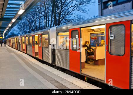 HAMBOURG, ALLEMAGNE - JANVIER 19: Les personnes à l'intérieur du train en direction de l'aéroport à 19 janvier 2011, Hambourg, Allemagne. La nouvelle ligne de l'aéroport a été inaugurée Banque D'Images