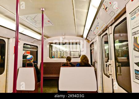 HAMBOURG, ALLEMAGNE - JANVIER 19: Les personnes à l'intérieur du train en direction de l'aéroport à 19 janvier 2011, Hambourg, Allemagne. La nouvelle ligne de l'aéroport a été inaugurée Banque D'Images