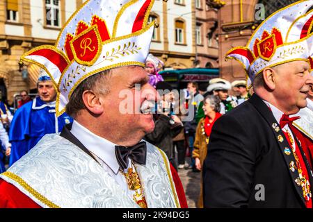 FRANCFORT, ALLEMAGNE - 5 MARS : la parade du Carnaval se déplace dans la ville de 5 mars 2011 à Francfort, Allemagne. Ils conqurent la mairie et obtiennent Banque D'Images