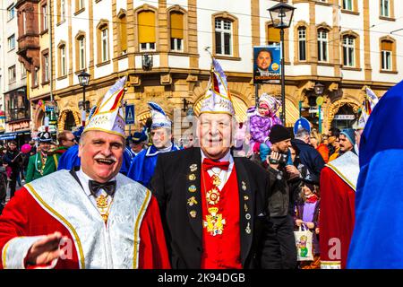 FRANCFORT, ALLEMAGNE - 5 MARS : la parade du Carnaval se déplace dans la ville de 5 mars 2011 à Francfort, Allemagne. Ils conqurent la mairie et obtiennent Banque D'Images