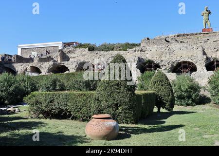 Pompei - Scorcio dell'Antiquarium e della Statua di Dedalo da Viale delle Ginestre Banque D'Images