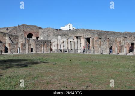 Pompei - Turisti al Quadriportico dei Teatri Banque D'Images