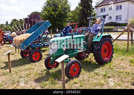 OBERURSEL, ALLEMAGNE - 12 juin 2011 : anciens tracteurs au Hessentag à Oberursel, Allemagne. Hessentag est un grand festival pour présenter une ville dans le comté o Banque D'Images