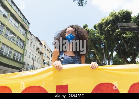 Salvador, Bahia, Brésil - 02 octobre 2021: Le manifestant porte la bannière lors de la manifestation contre le Président Jair Bolsonaro dans la ville de Salvador. Banque D'Images