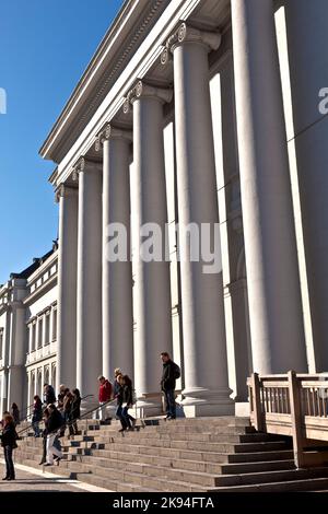 KOBLENZ, ALLEMAGNE - OCT 15: Les personnes non identifiées profitent du spectacle de fleurs BUGA le 15 octobre 2011 à Koblenz, Allemagne. Le spectacle de fleurs BUGA 2011 est l'un des Banque D'Images