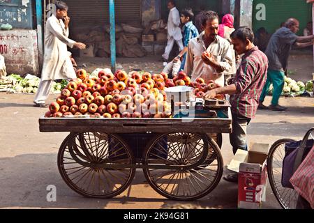 Delhi, Inde - 9 novembre 2011: Les gens vendent des pommes à Chawri Bazar à Delhi, Inde. Fondé en 1840, avec un marché de matériel, il a été le premier wh Banque D'Images