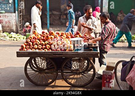 DELHI, INDE - NOVEMBRE 9: Les gens vendent des pommes à Chawri Bazar sur 08 novembre, 2011 à Delhi, Inde. Créé en 1840, avec un marché de matériel, il était le Banque D'Images