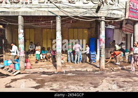 Delhi, Inde - 9 novembre 2011: Les gens vendent des marchandises à Chawri Bazar, le marché de l'alimentation à Delhi, Inde. Fondé en 1840, il a été le premier marché Banque D'Images