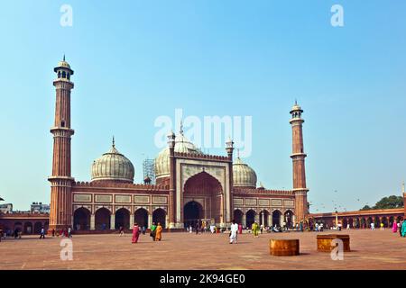 Delhi, Inde - 9 novembre 2011 : les pèlerins se reposent dans la mosquée Jama Masjid c'est la plus grande et la plus connue des mosquées d'Inde. Banque D'Images