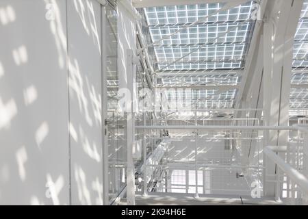 Bâtiment intérieur blanc moderne avec poutres porteuses et fenêtre de structures Banque D'Images