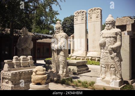 Un monument funéraire en pierre sculptée dans les jardins verdoyants du temple de Zhenjue, Pékin, Chine Banque D'Images