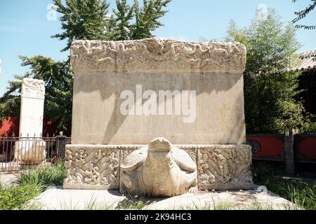 Une vue rapprochée d'une tombe de prêtres chrétiens dans les jardins du temple de Zhenjue, Beijing, Chine Banque D'Images