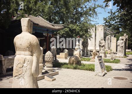 Une œuvre d'art en pierre sculptée de bixis et de monuments funéraires dans les jardins verdoyants du temple de Zhenjue, Beijing, Chine Banque D'Images